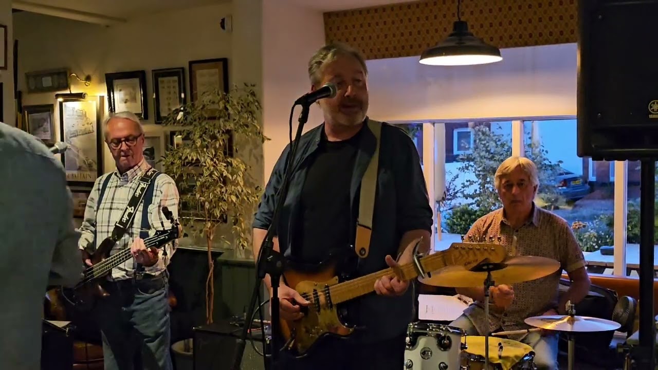 Biscuit Tin Circus. 'On The Beach'  The Snowdon. 29/8/25