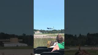 During one of the breaks in the airshow a JetBlue came in perfect timing
