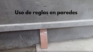 Uso de reglas en paredes para pegar cerámica o azulejos