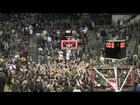 Students Storm Court, Charlotte upsets #15 Temple ...