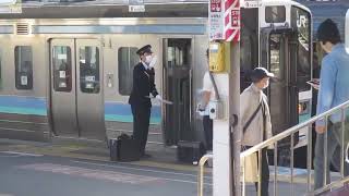 211系普通中津川行の運転士交代 塩尻駅にて