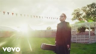 Vignette de la vidéo "Gavin James - Nervous (The Ooh Song) (Mark McCabe Remix) (Official Video)"