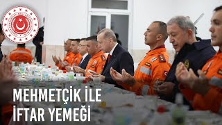 Hurbaşkanımız Sn. Erdoğan, Tsk İnsani Yardım Tuındaki Mehmetçiklerle İftar Yaptı