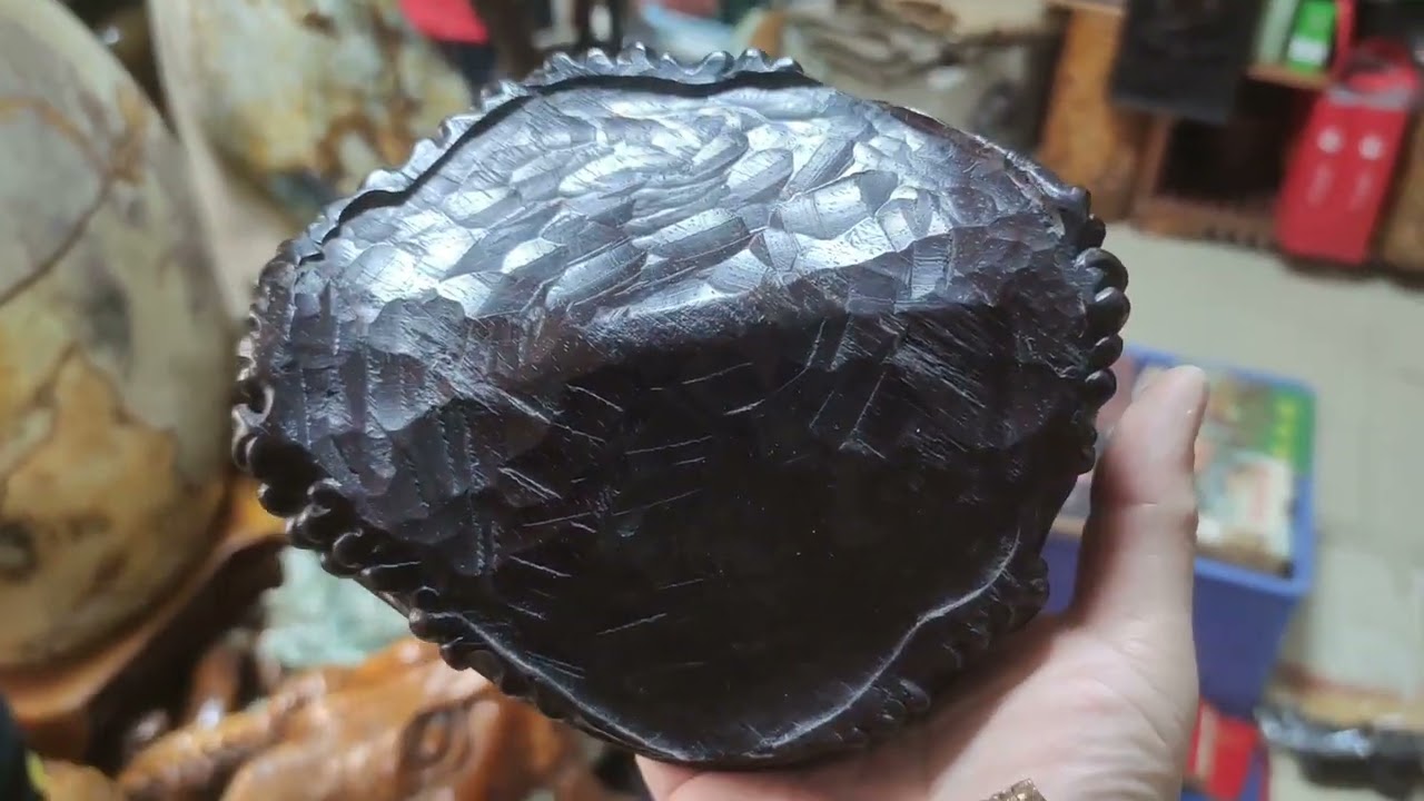 古玩店老板不懂行情，过万的黄花梨盒子三千就给可哥，捡漏成功