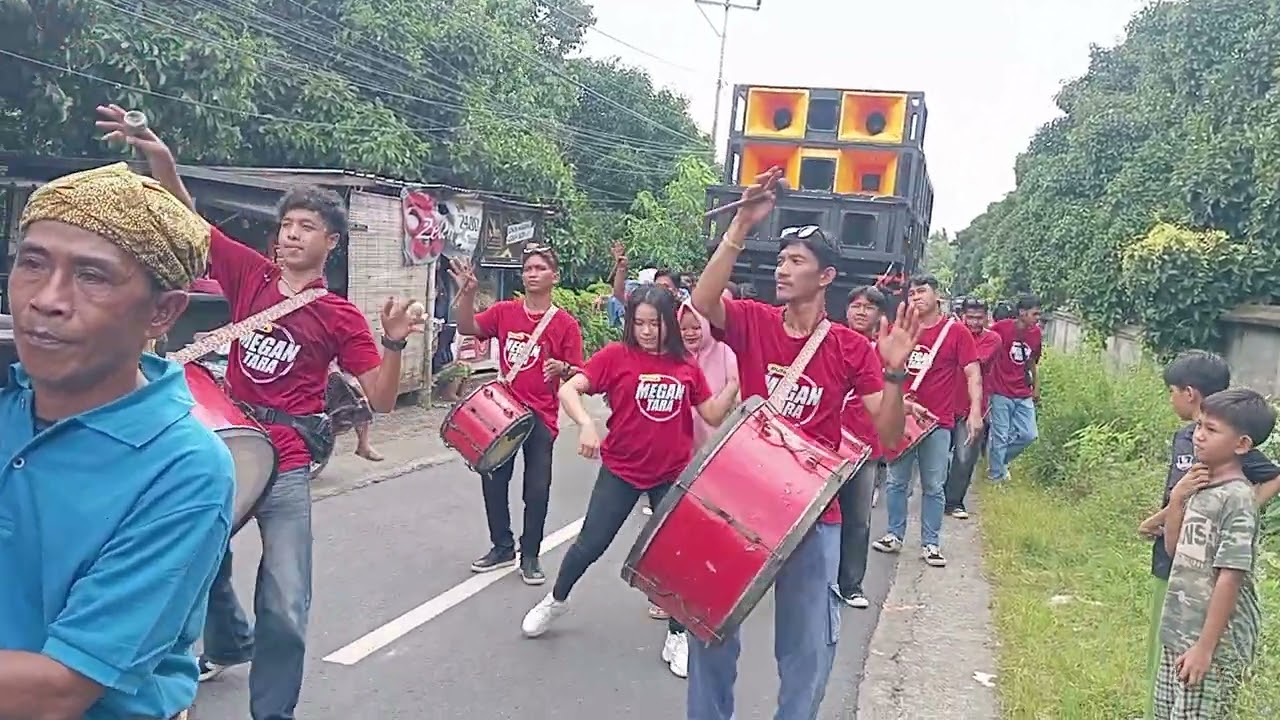 Di goyang tipis-tipis bersama dancer putra megantara