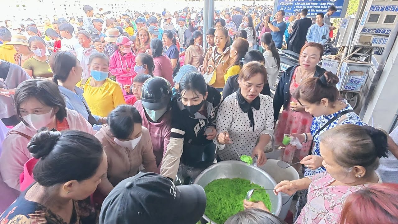 Đông Hết Hồn? Phiên Chợ Lấy Lá Làm Tiền Cạnh Tòa Thánh Tây Ninh 