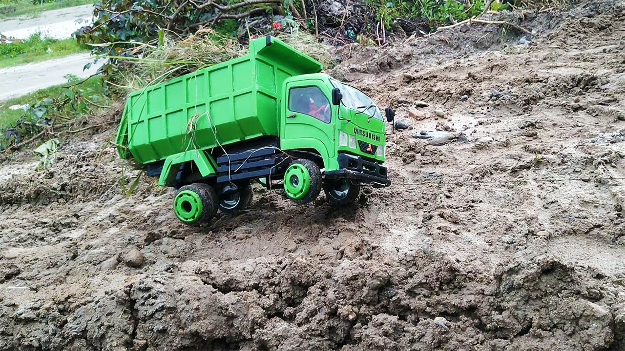 MITSUBISHI DUMP TRUCK OLENG MUAT RUMPUT LIBAS JALAN RUSAK MITSUBISHI DUMP TRUCK OLENG MUAT RUMPUT LIBAS JALAN RUSAK