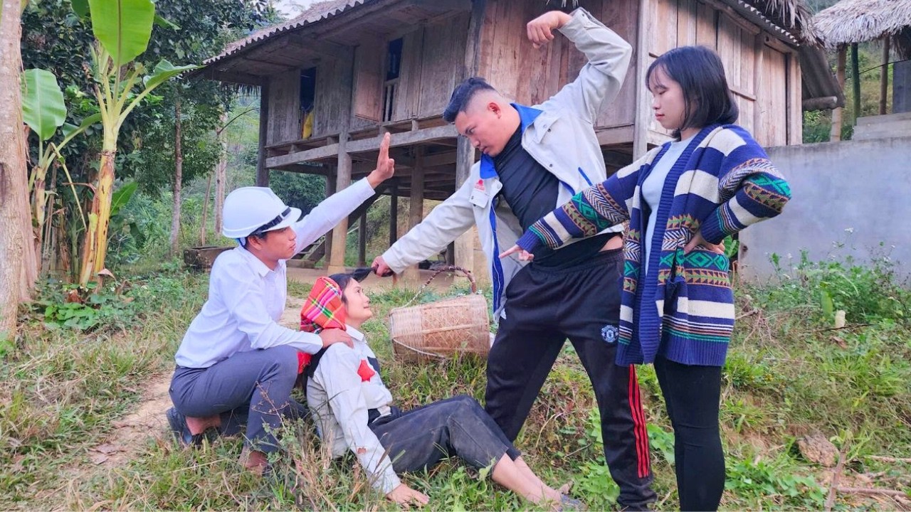 Tragedy: 19 year old pregnant single mother kicked out of home by husband - kind engineer helps