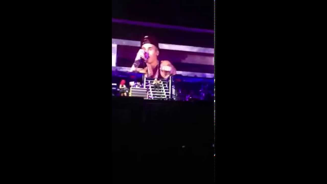 Justin Bieber singing Omaha Mall (Omaha, NE 7-6-13)