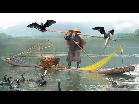 chinese man holding fish net sp17 Genius Technique Chinese Fishermen Use to Catch Fish With Birds