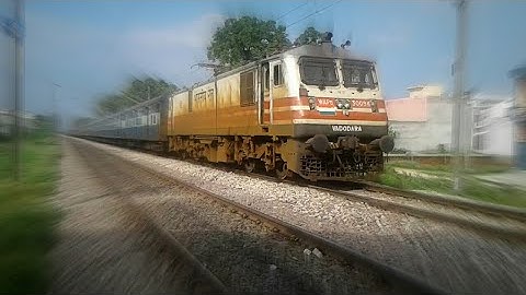 Surprise Offlink!! || BRC WAP5 with 15065 Gorakhpur Panvel express || accelerating towards Kanpur