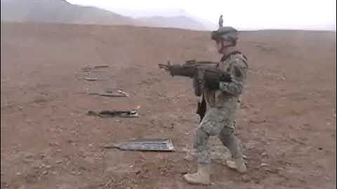 ARMY SOLDIER - Dual wields some M249