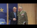 Il Generale Claudio Graziano si inchina a Juncker