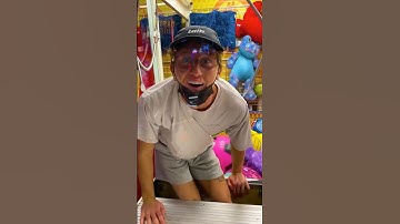 Hij ging de klauwmachine binnen! 😱