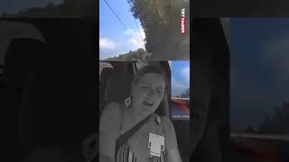 Abdde Otomobil Kullanırken Telefonuyla Ilgilenen Bir Kadın Böyle Kaza Yaptı