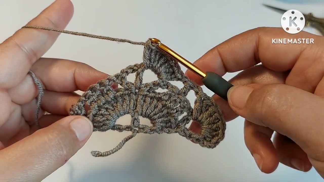 Как связать стильную треугольную шаль крючком на зиму