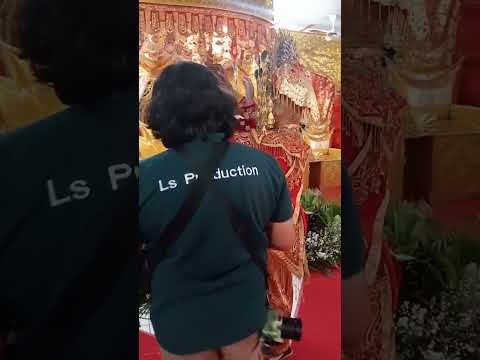 sepasang pengantin adat