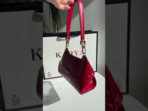Сумка женская Karya из натуральной кожи под крокодила через плечо кросс-боди с золотой застежкой красная 2615-648, видео 1