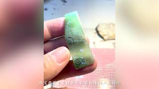 翡翠旗艦店，以自然為詩，凝時光入玉。 雨落清簷的靈動，藏入方寸間的微光。 將未說完的雨聲，佩作身側山河。#翡翠 #翡翠玉石 #翡翠掛件 #翡翠珠串 #珠寶首飾 #珠寶設計 #jadeite #時尚配飾