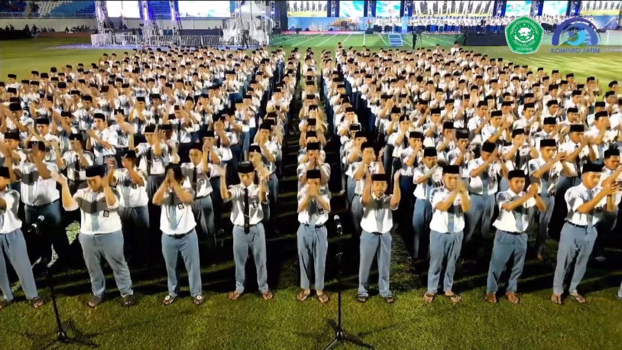 1000 JAMAAH ISHARI BERSHOLAWAT DI STADION KANJURUHAN