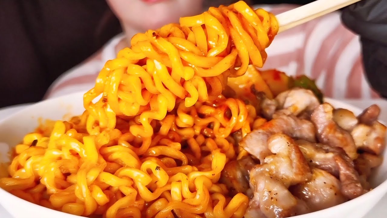 불닭볶음면 먹방 K-food buldak Fire Noodles Mukbang 🌶️ (Pork & Kimchi Combo)