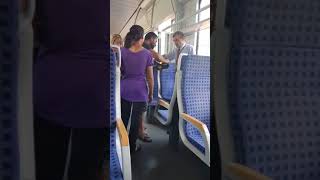 Цигани заплашват с бой и секс кондуктор във влака заради 2 лева