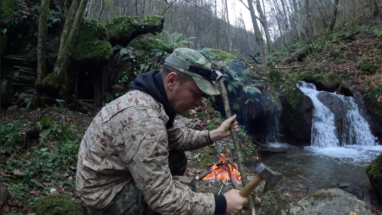Supravietuire si Bushcraft -Am construit adapost in salbaticie si am dormit printre ursi si lupi