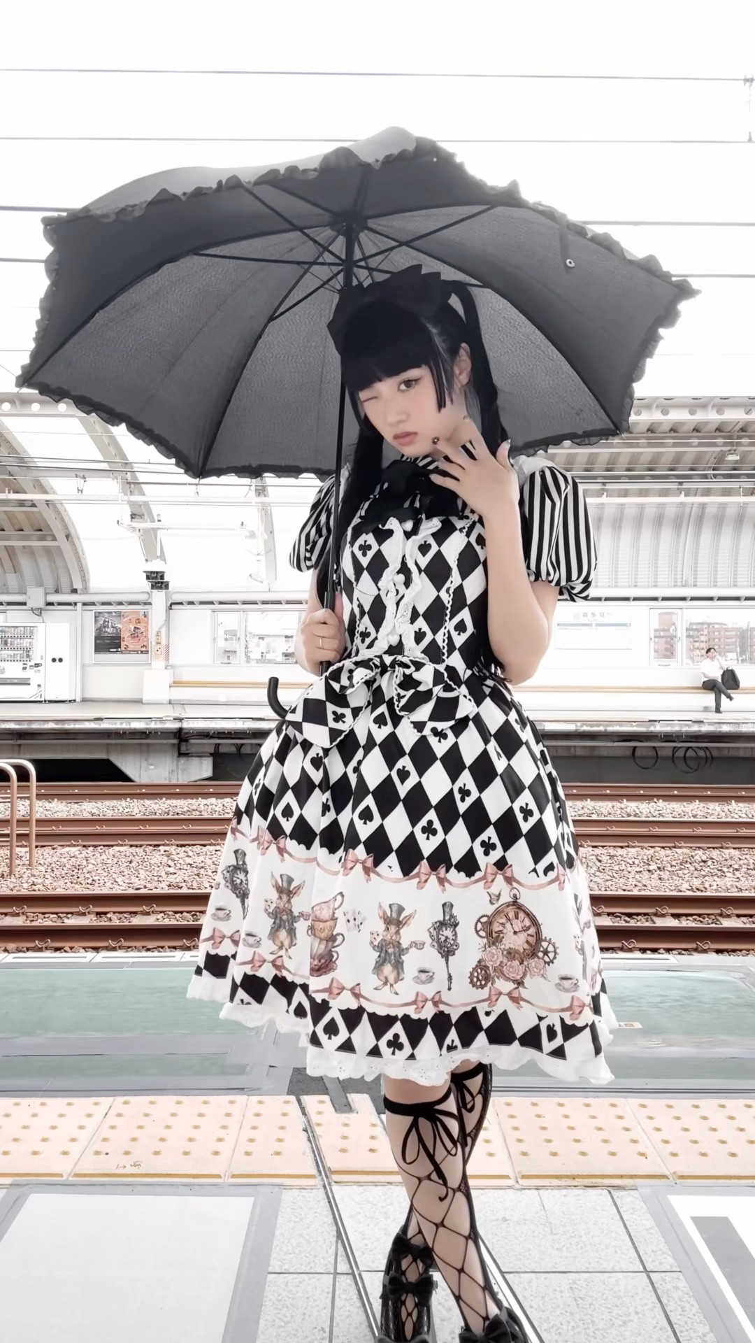 TRAVAS TOKYO 佐藤すみれ コラボスイーツ 総柄 Tシャツ