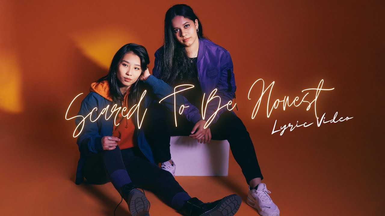 在 YouTube 上观看 Elsa Mickayla, Ilina Hats - Scared To Be Honest (Lyric Video)