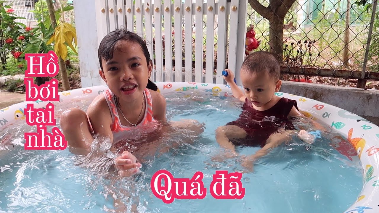 TRỜI NẮNG NÓNG QUÁ HAI CHỊ EM ĐƯỢC TẮM HỒ BƠI TẠI NHÀ THẬT LÀ THÍCH ...