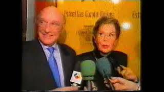 Lina Morgan le entrega la &quot;Estrella del Conde Duque de Madrid&quot; a Raúl Sénder 2001