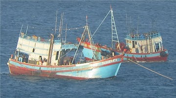 Căp ghe cào Vũng Tàu tăng tốc vào bến bãi nhỏ đảo Phú Quý