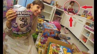 ELİFİN ODASI OYUNCAKLARI TOPLUYORUZ BARBİELER, KUTU OYUNLARI. Eğlenceli Çocuk Videosu