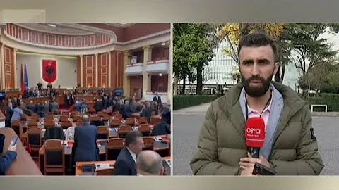 Flakadanë dhe përplasje në Kuvend/ Deputetët e PD "pushtojnë" karriget e ministrave, ndërhyn garda