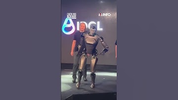 Un robot humanoïde fait une entrée fracassante