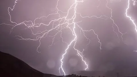 Qual è il sinonimo di pioggia violenta?