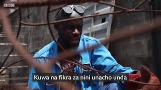 Kijana anayeokota matairi na kutengeneza vinyago