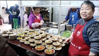 重庆30年老饭店，素2块荤5块，人均15元吃到胀翻天！不拼桌吃不上