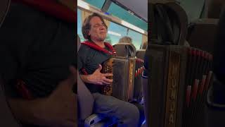 Glas Harmonike - Alex Meixner on a Munda Button Box (on a bus)