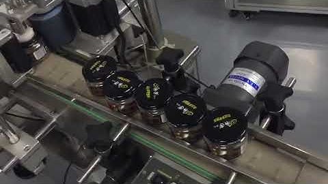 Automatic food glass bottle jar positioning labeling machine testing video for small bottle