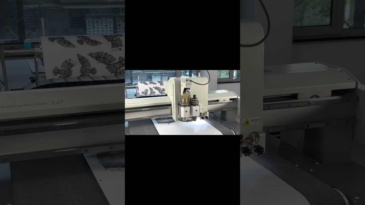 Continuous cutting of roll vinyl with task change by QR code