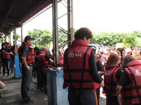 2013.05.22旅遊系泛舟，救生衣穿法指導