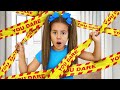 子供たちはお母さんと一緒にごっこ遊びの脱出チャレンジをします