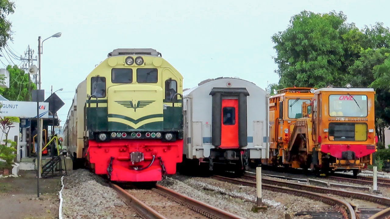 SEMUA JALUR FULL TERISI ! MOMEN STASIUN NGUNUT SIBUK BANYAK KERETA API