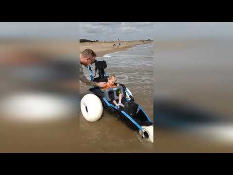 Heartwarming footage show tot with cerebral palsy who "hated beach" enjoying sea for first time