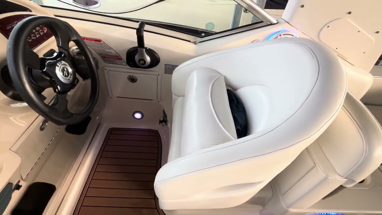 Обзор кокпита и каюты яхты Sea Ray 260 Sundancer 2006 года выпуска.