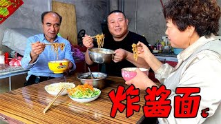 干完活黑哥炸酱，嫂子擀面，俊哥负责吃，各司其职，其乐融融