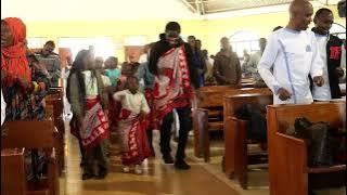 TAZAMA WIMBO ULIOMTOA PADRE KITINI KUJIUNGA NA WANAKWAYA