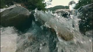 suara air mengalir tenang dan jernih 