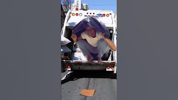 Funny poses in trash. Hilarious!#funnypose #trash #comedy #humor #lol